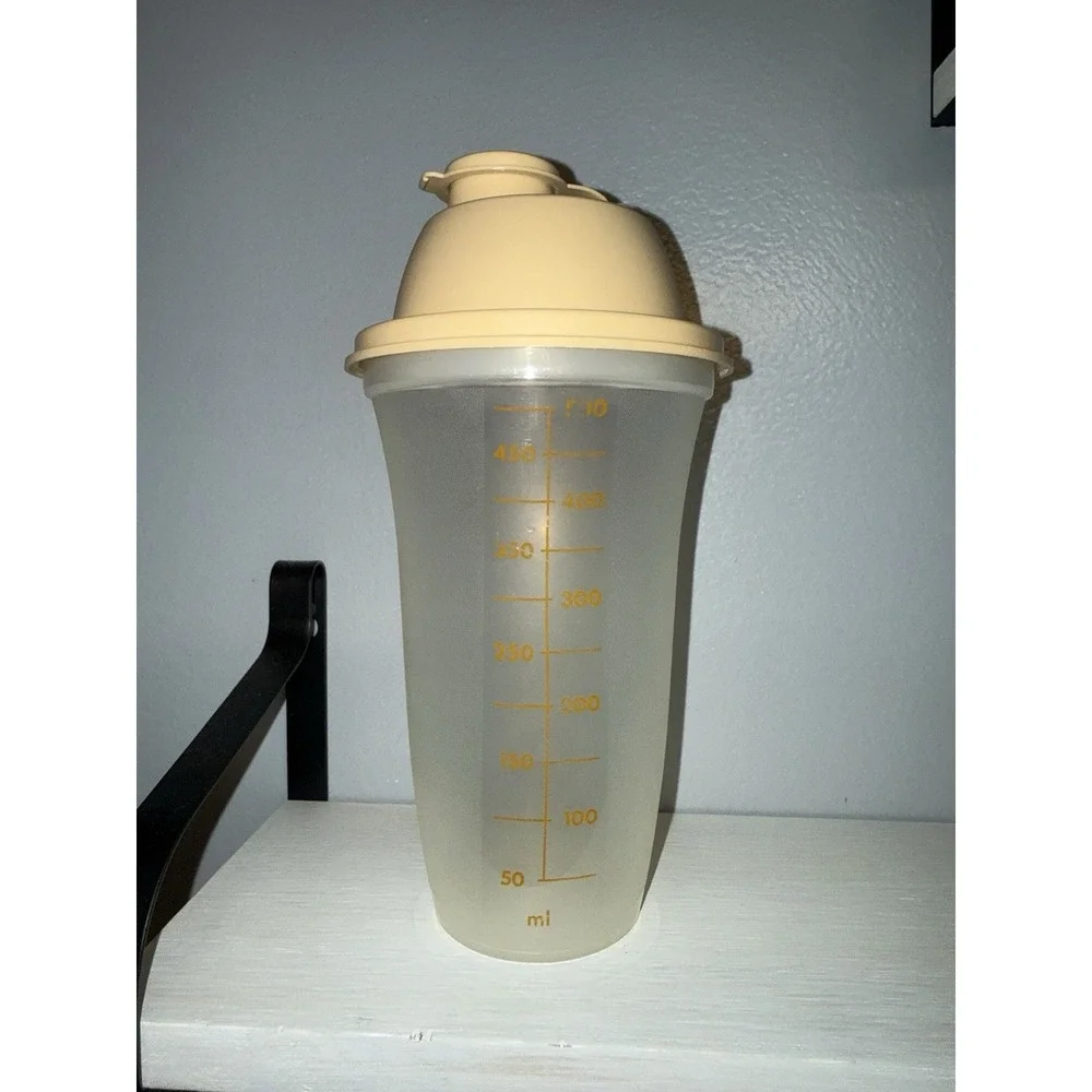 Vintage Tupperware Sheer Harvest Gold Lid #844 Quick Shake Shaker Mixer, 2 Cups‎